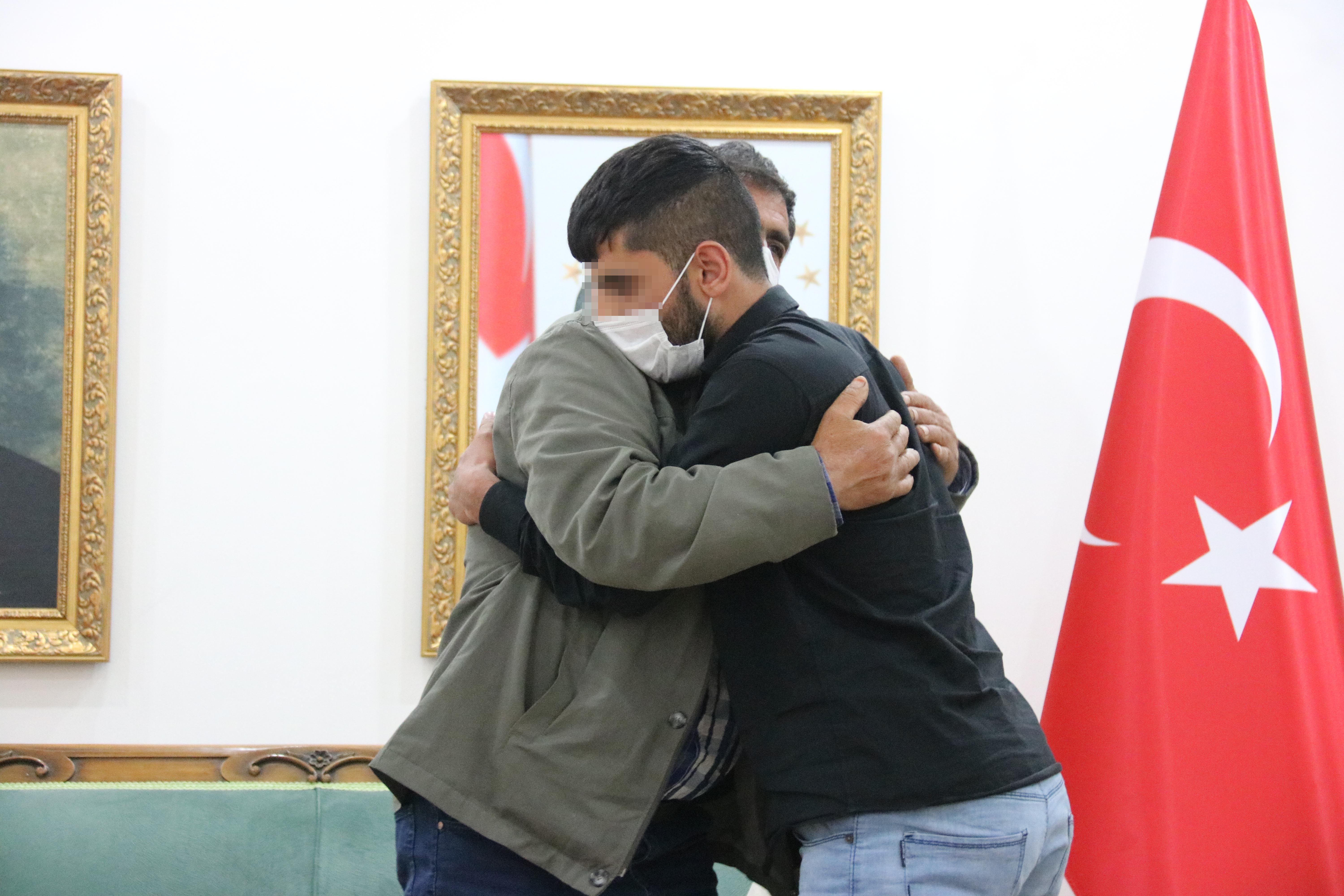 Bir ailenin daha acılı bekleyişi sona erdi! Diyarbakır’daki evlat nöbetinde 25. buluşma