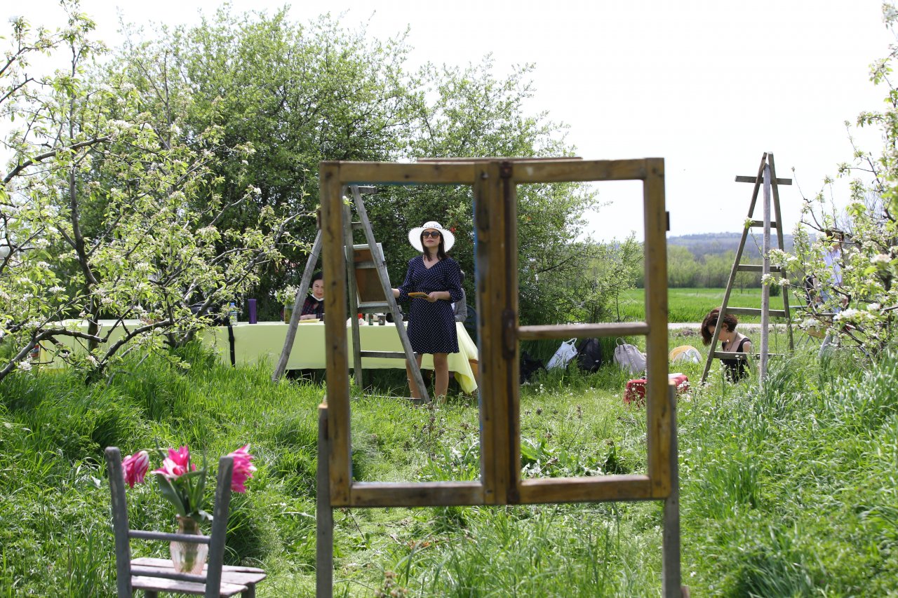 Doğanın güzelliği sanatçılara ilham kaynağı oldu! Kırklareli'nde çiçek açan armut bahçeleri resmedildi