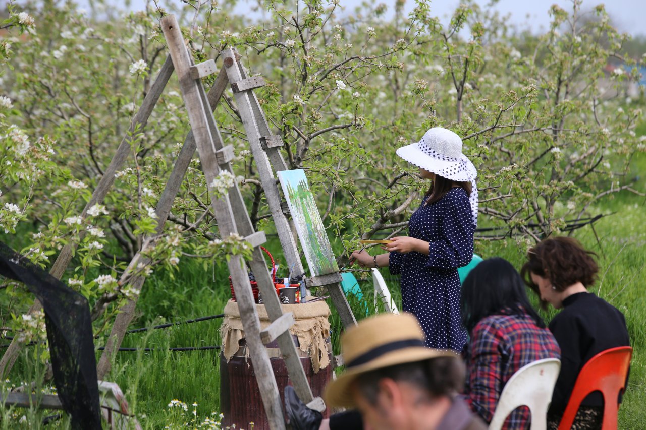 Doğanın güzelliği sanatçılara ilham kaynağı oldu! Kırklareli'nde çiçek açan armut bahçeleri resmedildi