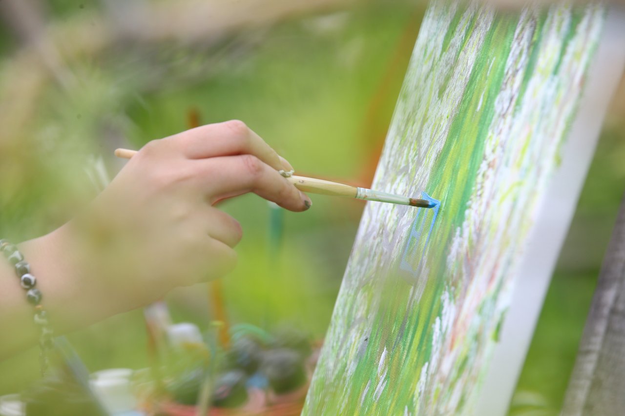 Doğanın güzelliği sanatçılara ilham kaynağı oldu! Kırklareli'nde çiçek açan armut bahçeleri resmedildi