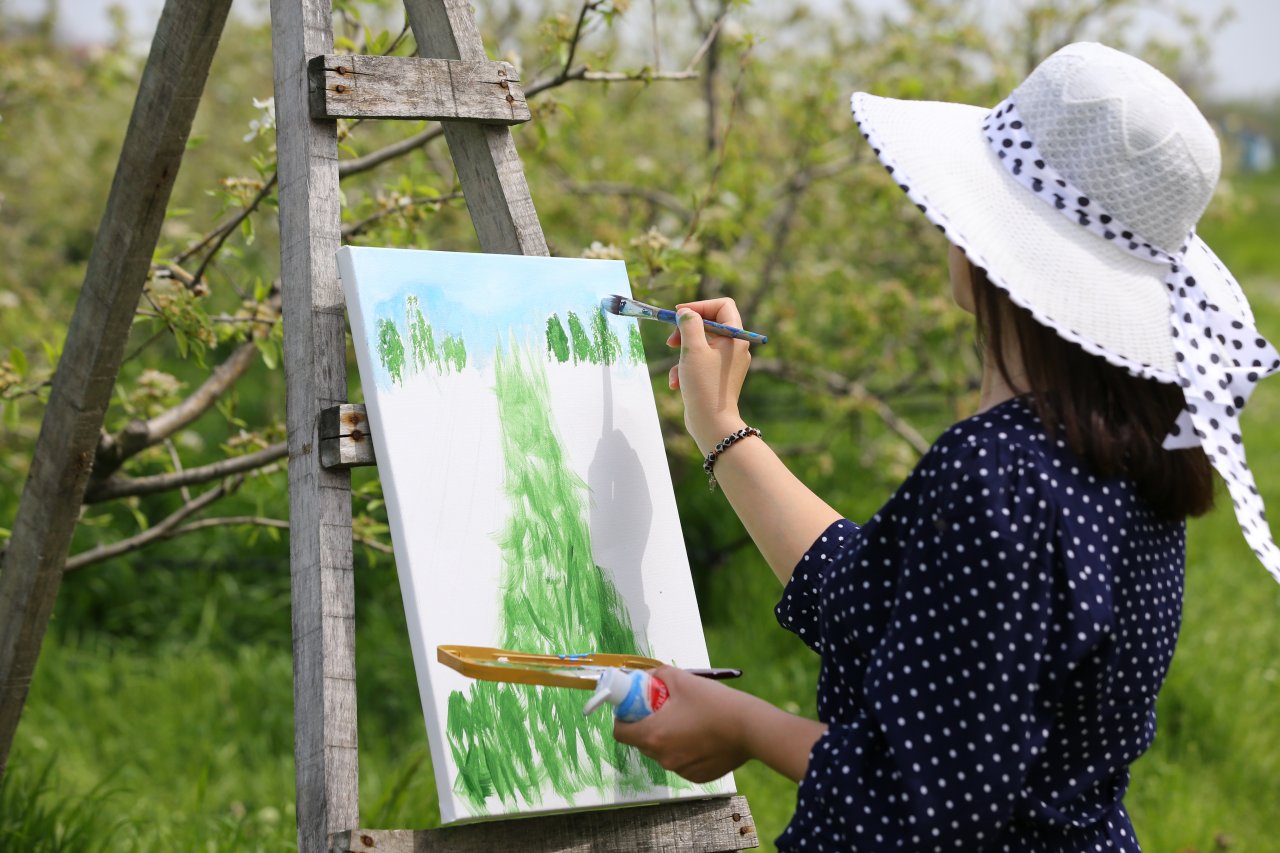 Doğanın güzelliği sanatçılara ilham kaynağı oldu! Kırklareli'nde çiçek açan armut bahçeleri resmedildi