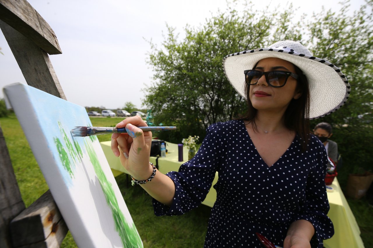 Doğanın güzelliği sanatçılara ilham kaynağı oldu! Kırklareli'nde çiçek açan armut bahçeleri resmedildi