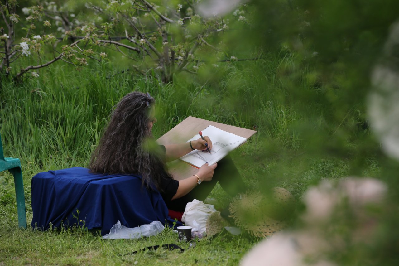 Doğanın güzelliği sanatçılara ilham kaynağı oldu! Kırklareli'nde çiçek açan armut bahçeleri resmedildi