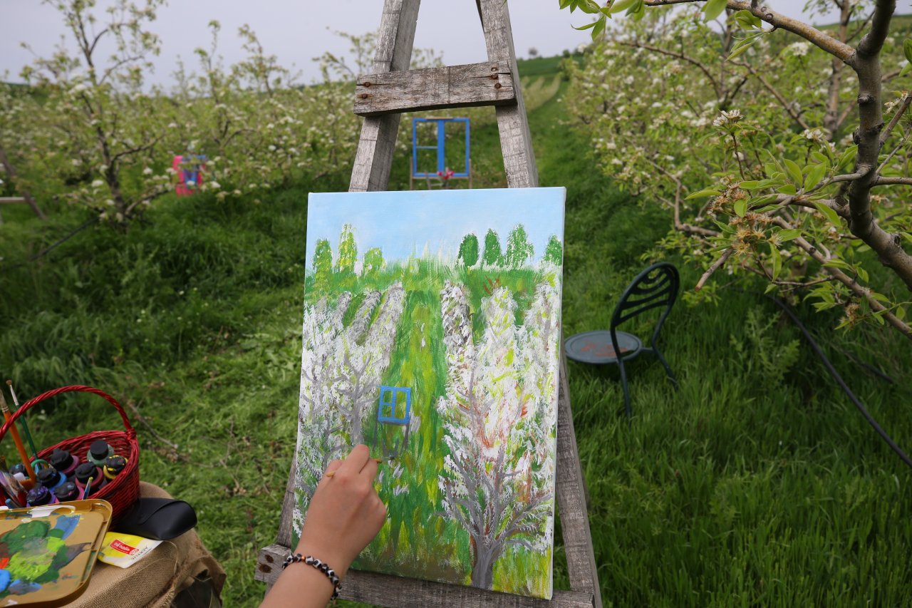 Doğanın güzelliği sanatçılara ilham kaynağı oldu! Kırklareli'nde çiçek açan armut bahçeleri resmedildi