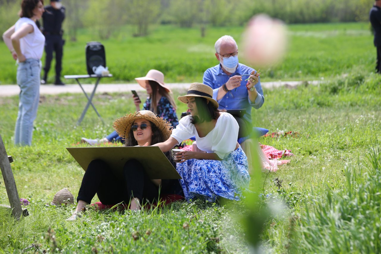 Doğanın güzelliği sanatçılara ilham kaynağı oldu! Kırklareli'nde çiçek açan armut bahçeleri resmedildi