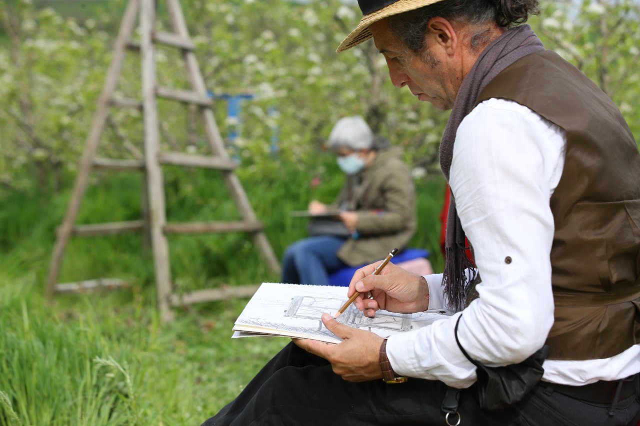 Doğanın güzelliği sanatçılara ilham kaynağı oldu! Kırklareli'nde çiçek açan armut bahçeleri resmedildi