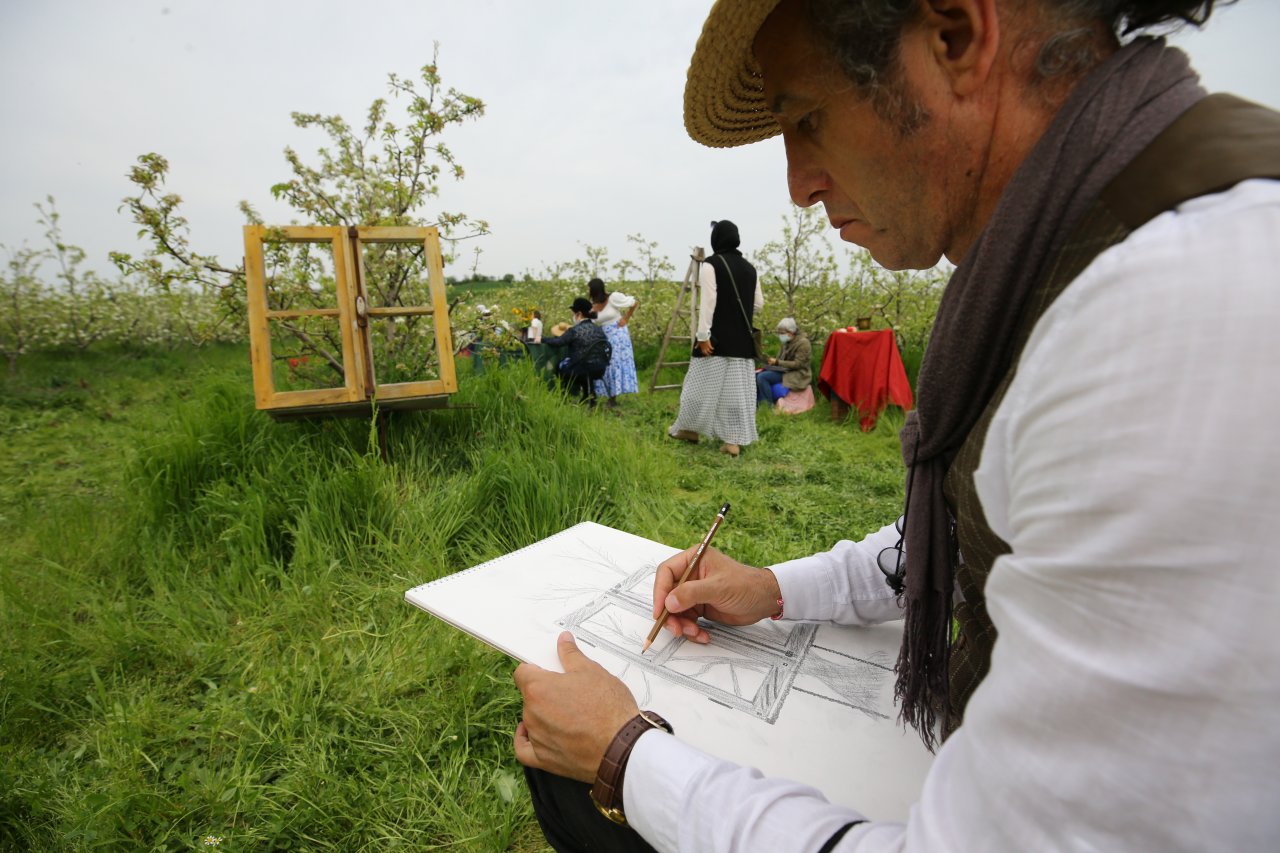 Doğanın güzelliği sanatçılara ilham kaynağı oldu! Kırklareli'nde çiçek açan armut bahçeleri resmedildi