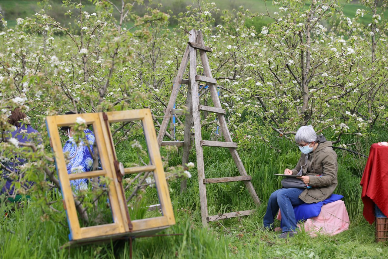 Doğanın güzelliği sanatçılara ilham kaynağı oldu! Kırklareli'nde çiçek açan armut bahçeleri resmedildi