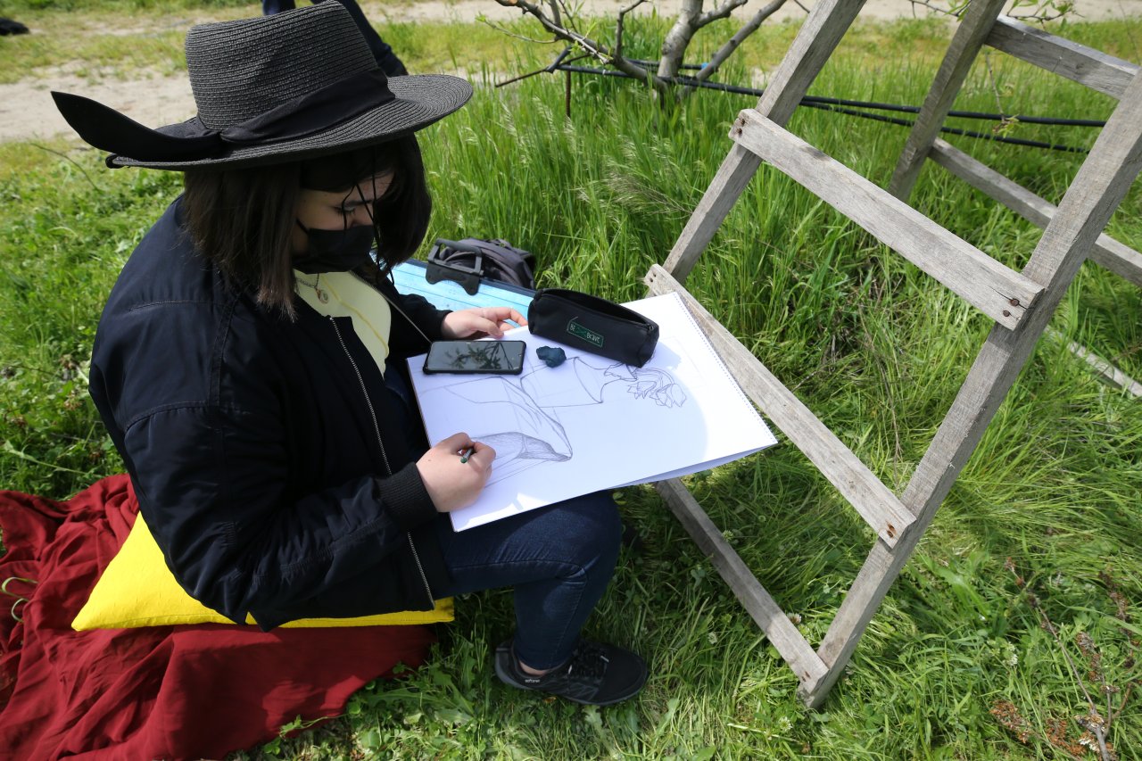Doğanın güzelliği sanatçılara ilham kaynağı oldu! Kırklareli'nde çiçek açan armut bahçeleri resmedildi