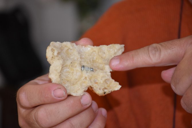 İftarlık pidenin içinden vida çıktı, neye uğradığını şaşırdı!