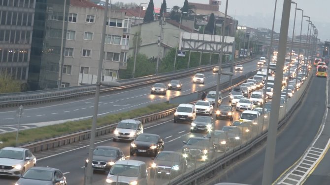 İstanbul'da tam kapanma öncesi trafik yoğunluğu yaşanıyor
