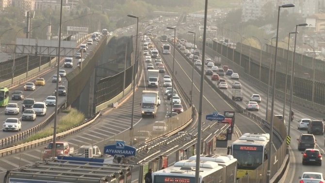 İstanbul'da tam kapanma öncesi trafik yoğunluğu yaşanıyor