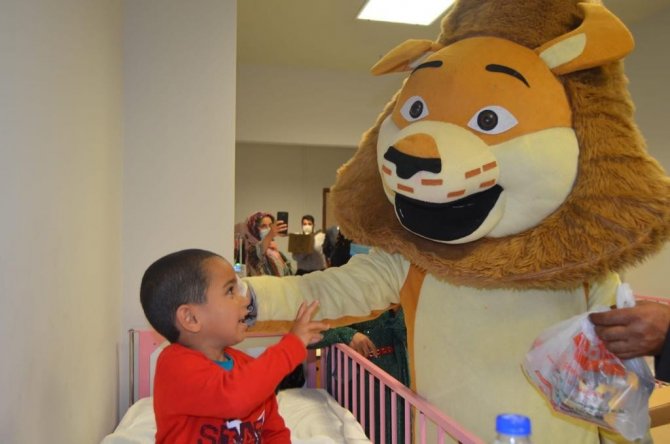 Talasemi hastaları çocuklara büyük sürpriz! Palyaço ve maskotlar hediye dağıttı