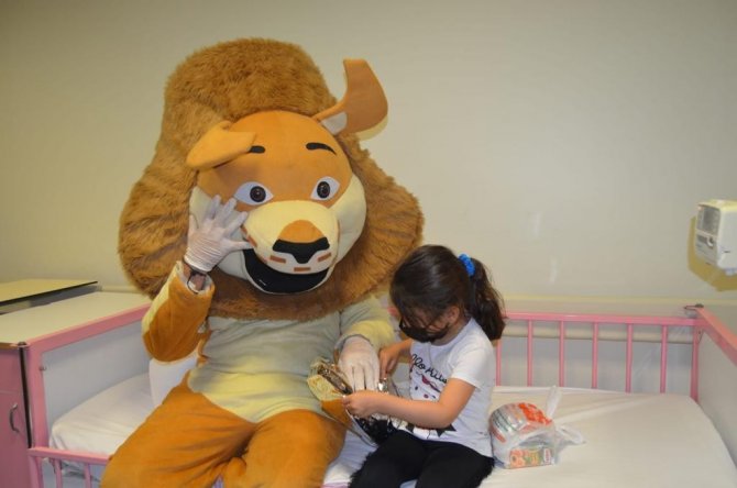 Talasemi hastaları çocuklara büyük sürpriz! Palyaço ve maskotlar hediye dağıttı