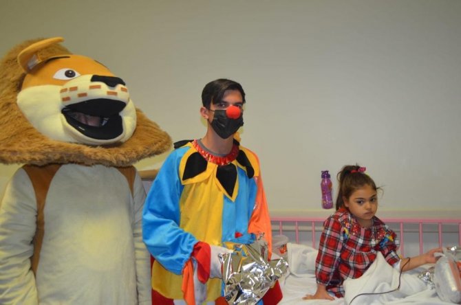 Talasemi hastaları çocuklara büyük sürpriz! Palyaço ve maskotlar hediye dağıttı