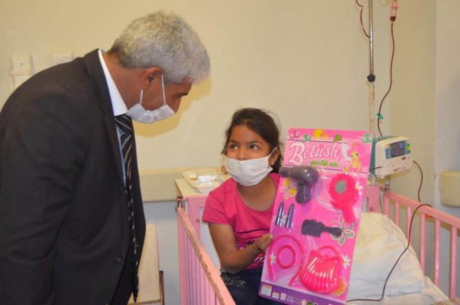 Talasemi hastaları çocuklara büyük sürpriz! Palyaço ve maskotlar hediye dağıttı