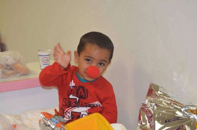 Talasemi hastaları çocuklara büyük sürpriz! Palyaço ve maskotlar hediye dağıttı