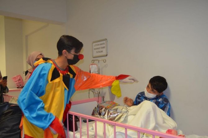 Talasemi hastaları çocuklara büyük sürpriz! Palyaço ve maskotlar hediye dağıttı