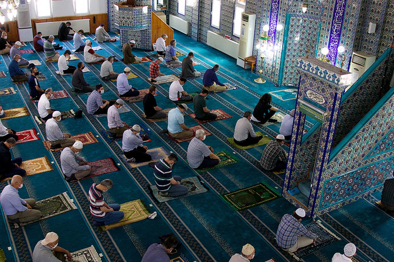 Bugün cuma namazı var mı? Tam kapanmada cuma namazına gitmek serbest mi? Camiler açık mı?