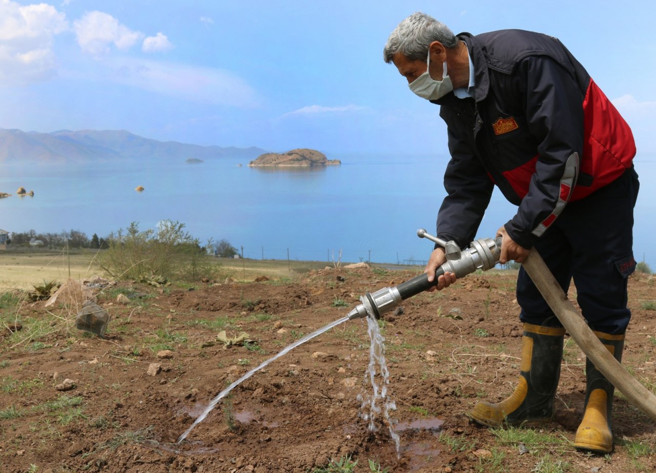 Eskiden çöp kokuyordu! Van'da ıslah edilen vahşi çöp depolama alanı ağaçlandırılıyor