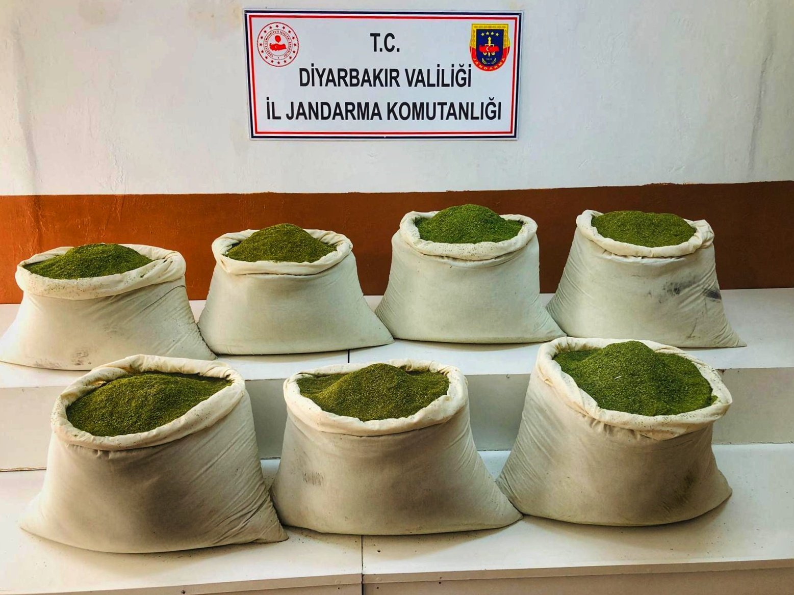 Bakan Soylu duyurdu: 221 kg. toz esrar ele geçirildi