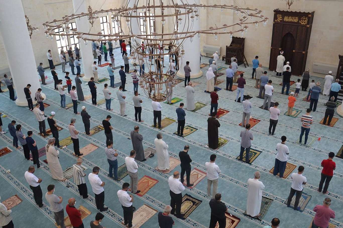 Bugün cuma namazı var mı? Tam kapanmada cuma namazına gitmek serbest mi? Camiler açık mı?