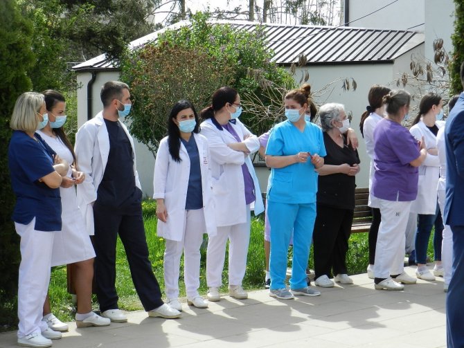 Kosovalı hemşireler isyan etti! Seslerini duyurabilmek için protesto düzenlediler