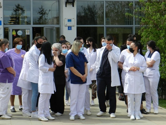 Kosovalı hemşireler isyan etti! Seslerini duyurabilmek için protesto düzenlediler