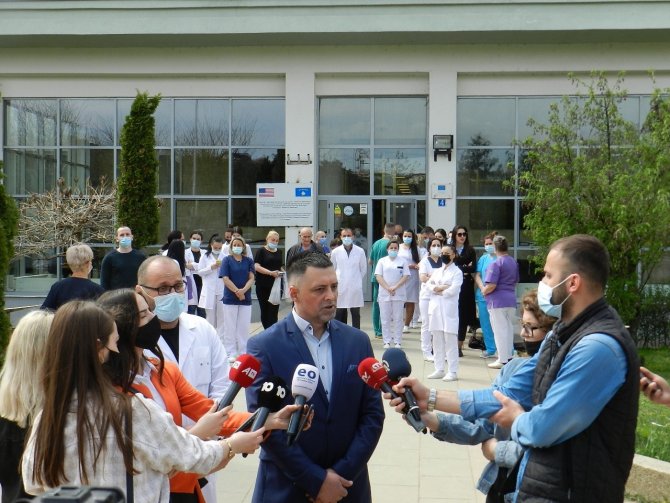 Kosovalı hemşireler isyan etti! Seslerini duyurabilmek için protesto düzenlediler