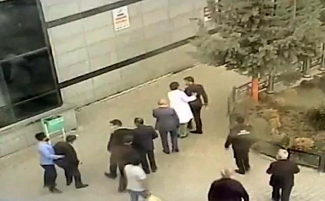 Van'da hastane önünde husumetlisini vurmak isteyen saldırganı başhekim engelledi!