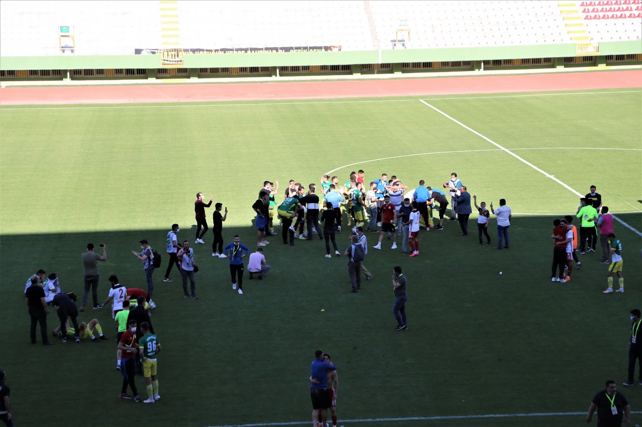 Şampiyon kadın başkanProfesyonel futbol liglerinin şampiyon kadın başkanı gururlu