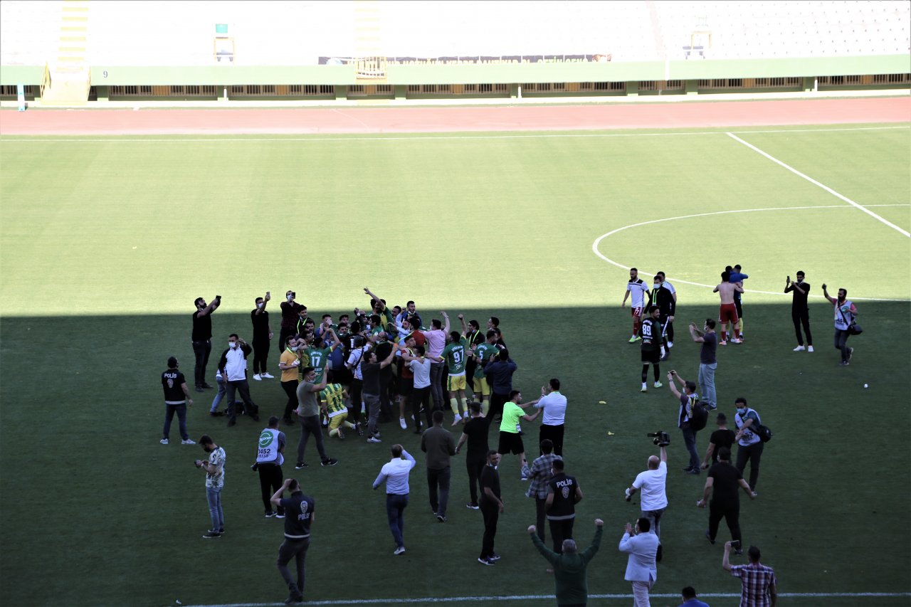 Şampiyon kadın başkanProfesyonel futbol liglerinin şampiyon kadın başkanı gururlu