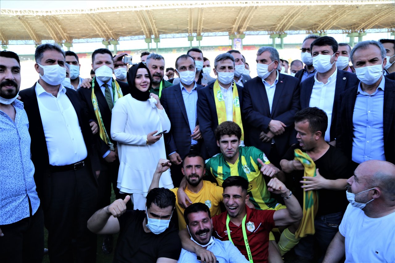 Şampiyon kadın başkanProfesyonel futbol liglerinin şampiyon kadın başkanı gururlu