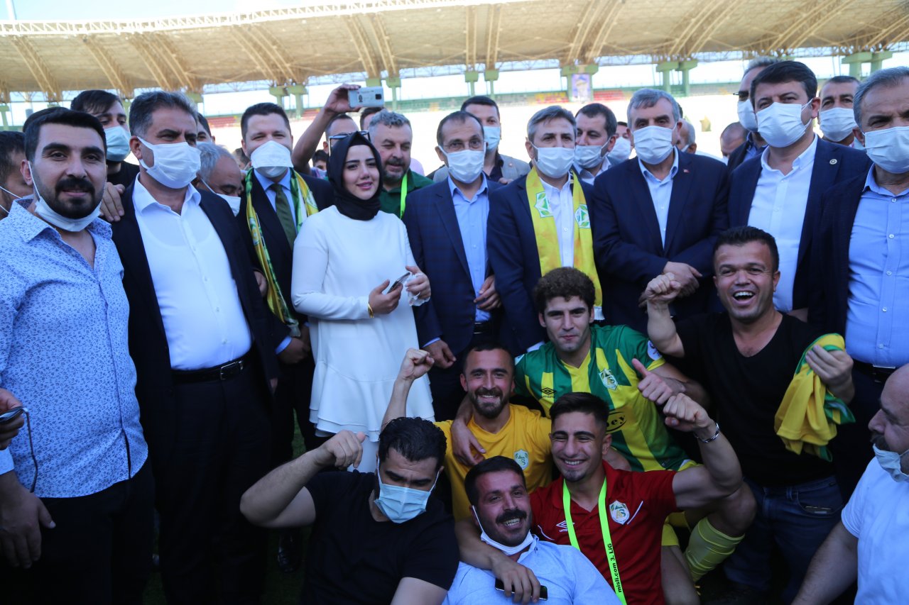 Şampiyon kadın başkanProfesyonel futbol liglerinin şampiyon kadın başkanı gururlu