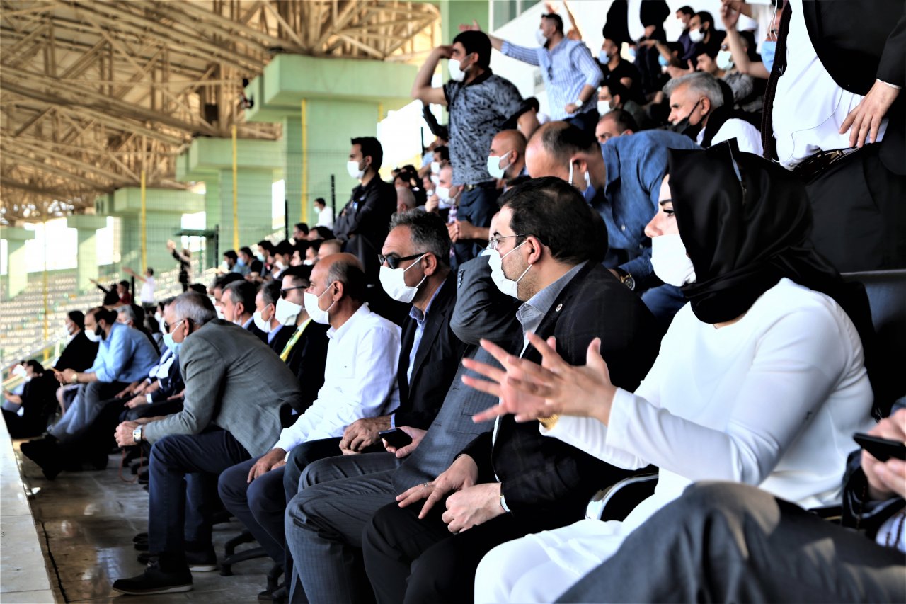 Şampiyon kadın başkanProfesyonel futbol liglerinin şampiyon kadın başkanı gururlu