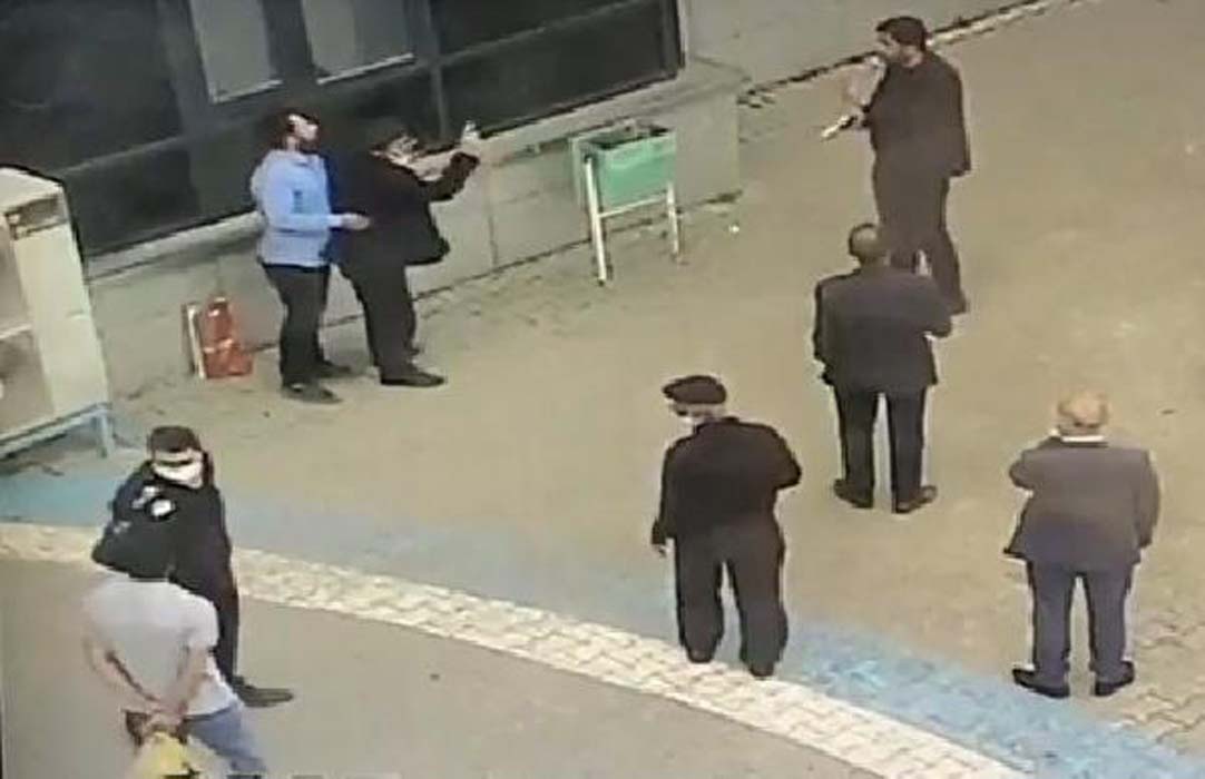 Van'da hastane önünde husumetlisini vurmak isteyen saldırganı başhekim engelledi!