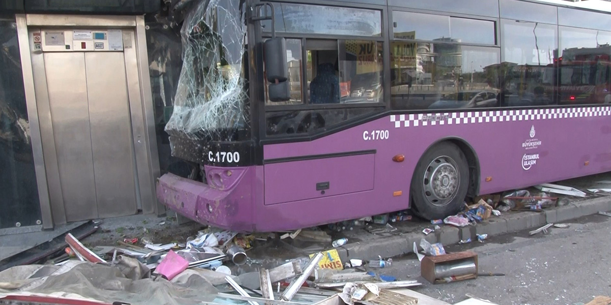Yolcular ucuz atlattı! İETT otobüsü şoförü direksiyon hakimiyetini kaybetti