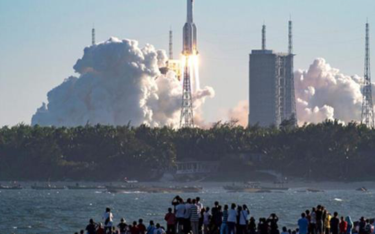 Çin'den panik yaratan açıklama! Fırlattığı roket kontrolden çıktı, Dünya'ya düşüyor