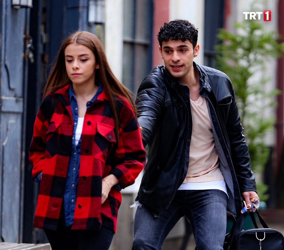 İlayda Alişan kalbini Kardeşlerim dizisinin Kadir'i Halit Özgür Sarı'ya kaptırdı!