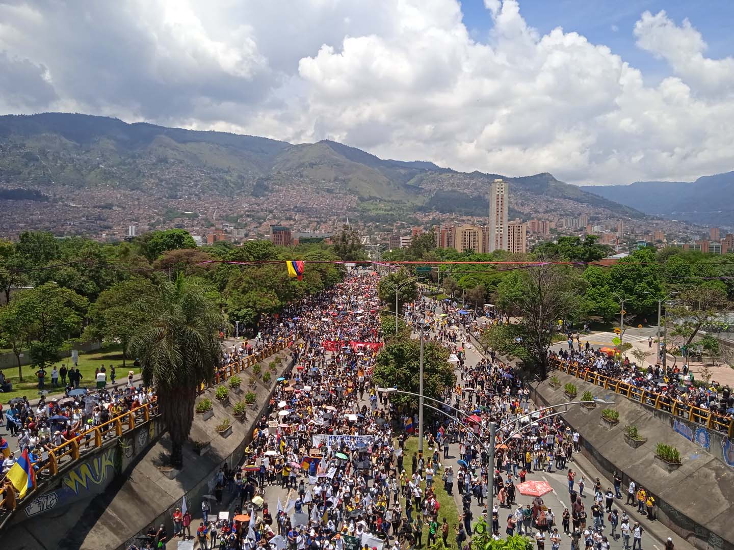 Kolombiya'da neler oluyor? Halk meydanlarda, reform karşıtı protestolarda ölüler var
