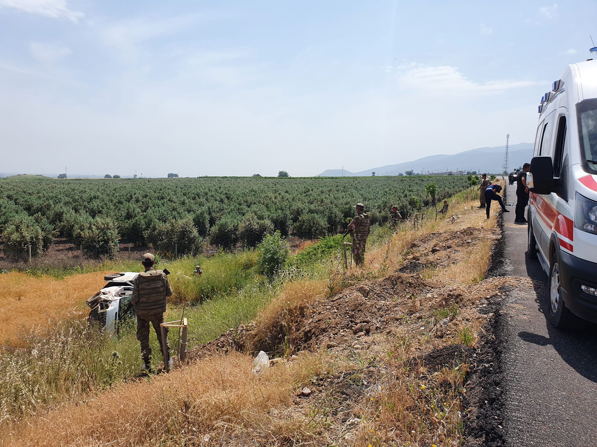 SON DAKİKA Hatay da askerleri taşıyan minibüs devrildi