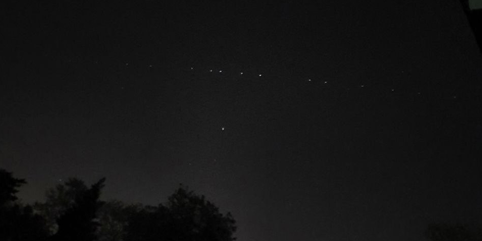 Gökyüzünde sıra halinde giden cisimler sosyal medyayı salladı! 