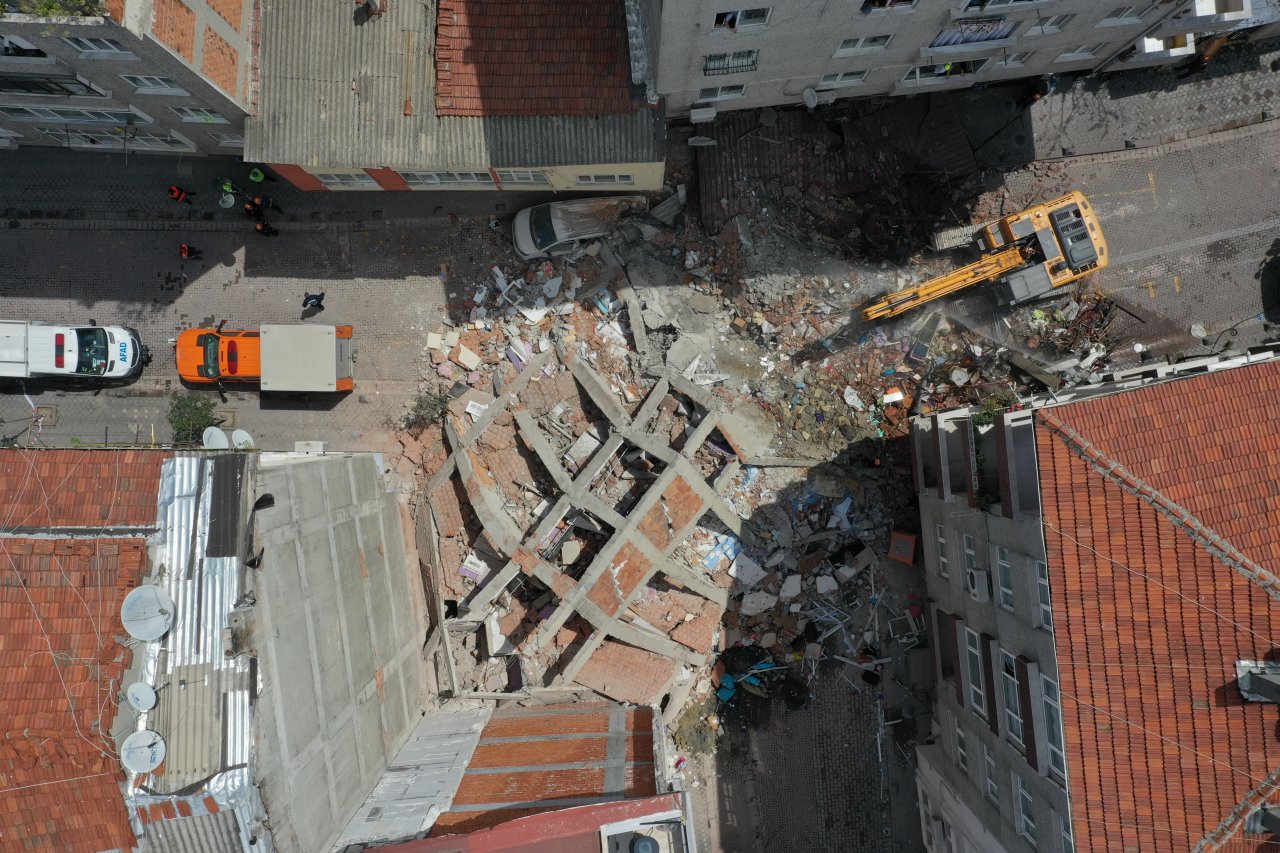 Zeytinburnu'nda 5 katlı bina çöktü: Daha önce boşaltılmış olması felaketi önledi