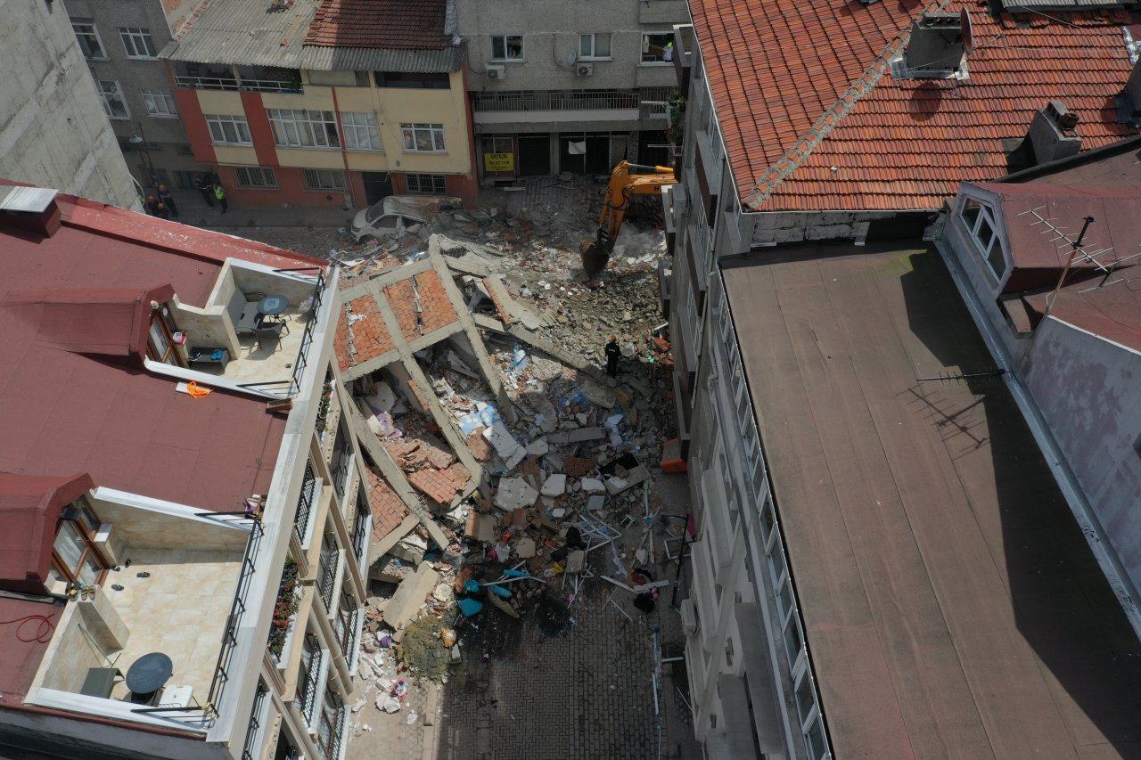 Zeytinburnu'nda 5 katlı bina çöktü: Daha önce boşaltılmış olması felaketi önledi