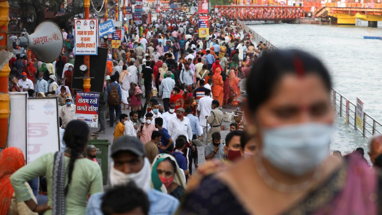 Hindistan'da şaşırtan eylem: Milletvekili koronavirüsten kurtulmak için inek idrarı içti!