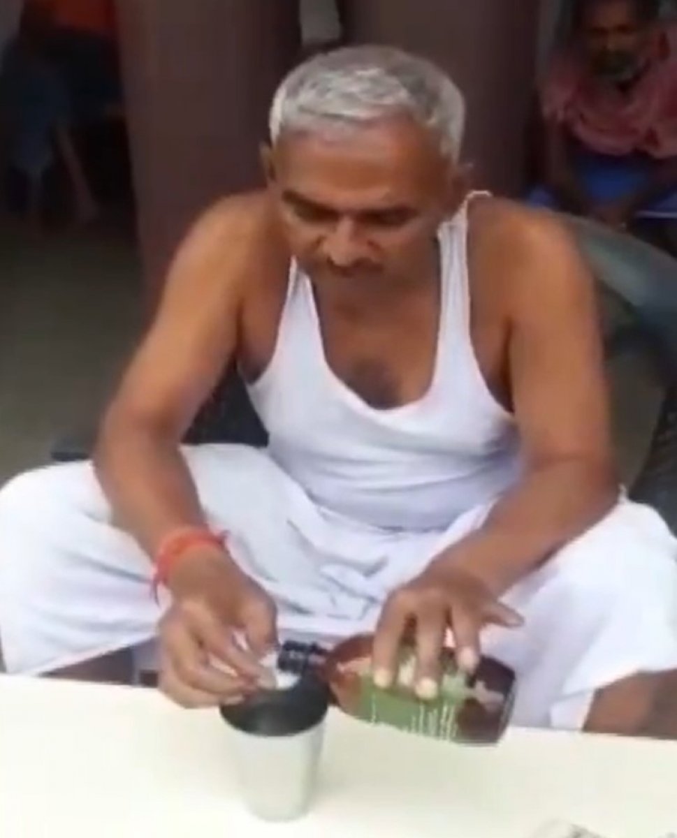 Hindistan'da şaşırtan eylem: Milletvekili koronavirüsten kurtulmak için inek idrarı içti!