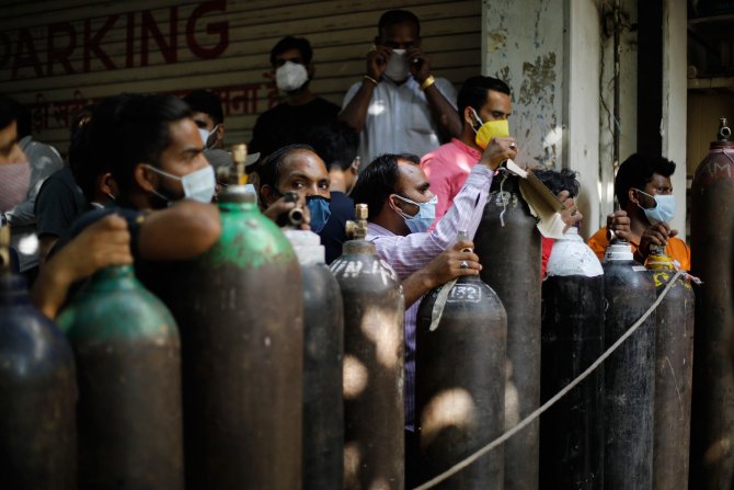 Hindistan'dan acı görüntüler: Koronavirüsten ölenlerin cansız bedeni Ganj Nehri'ne atıldı