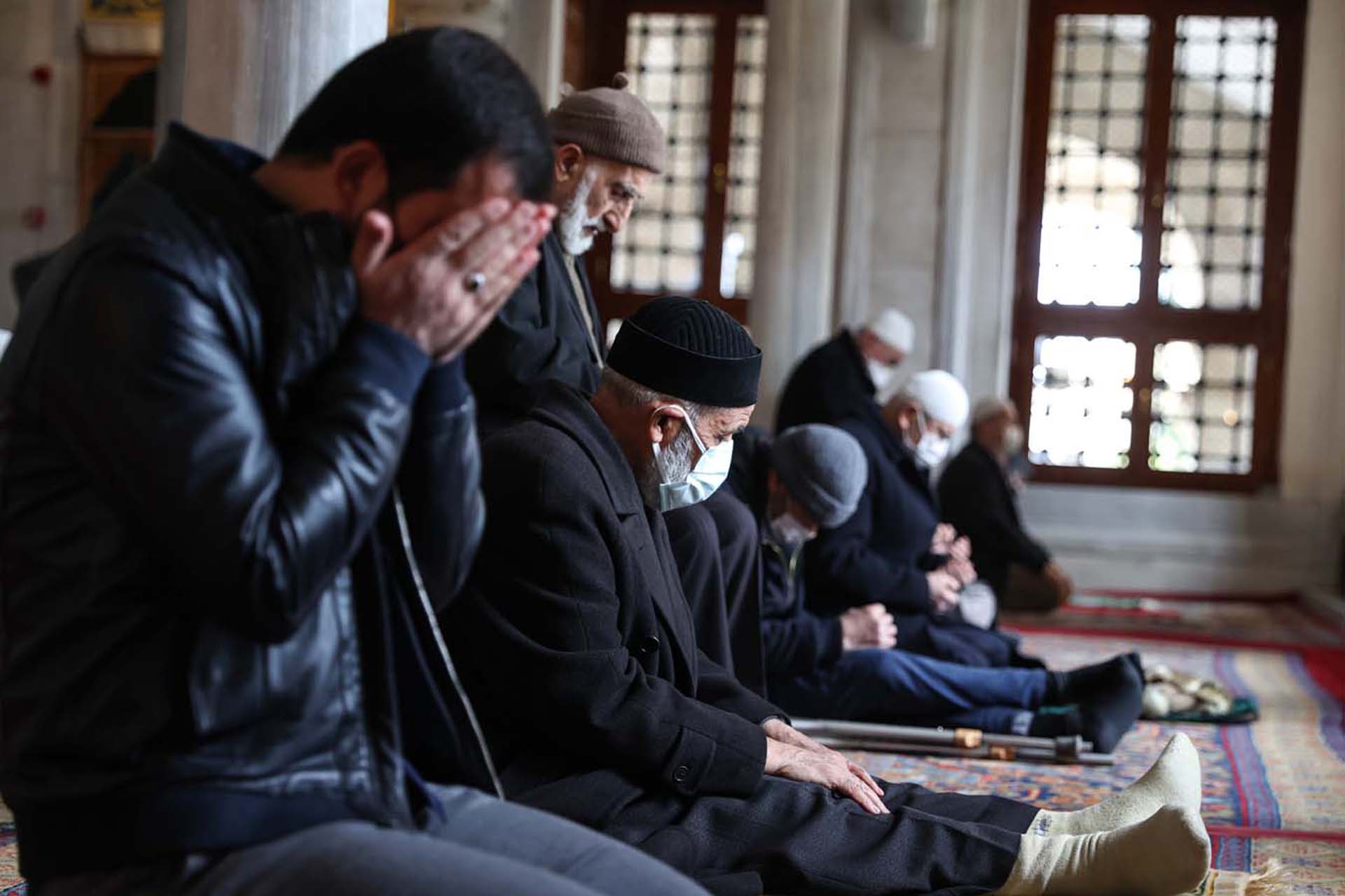 Bayram namazı nasıl kılınır Diyanet? Camilerde bayram namazı kılınacak mı 2021? İşte bayram namazı kılınışı tarifi...