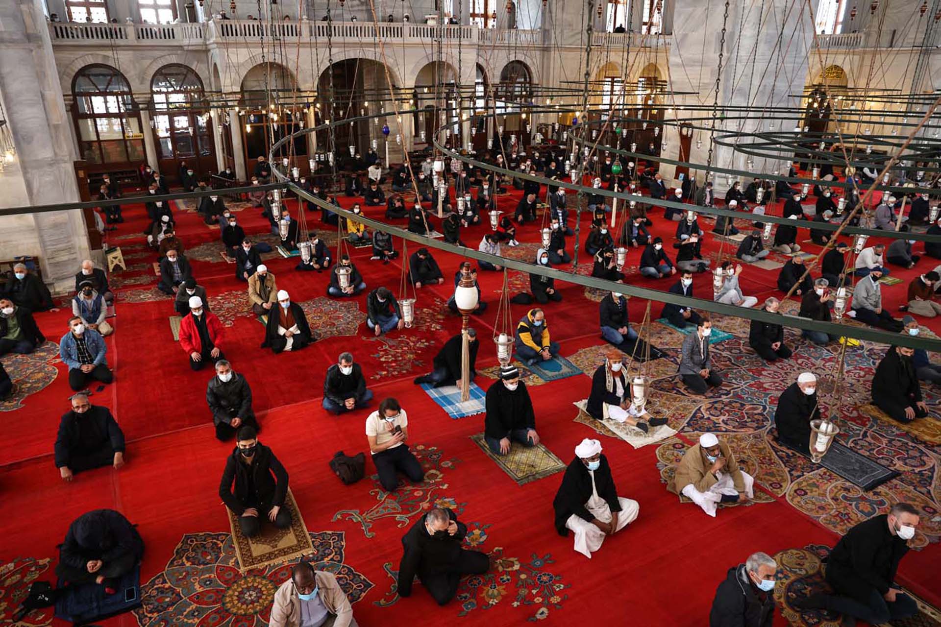 Bayram namazı nasıl kılınır Diyanet? Camilerde bayram namazı kılınacak mı 2021? İşte bayram namazı kılınışı tarifi...