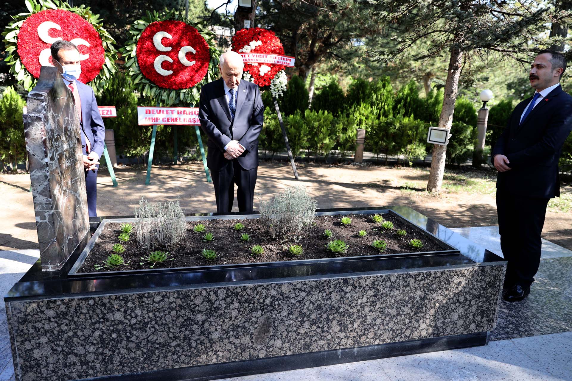 Bahçeli, Alpaslan Türkeş'in mezarını ziyaret etti